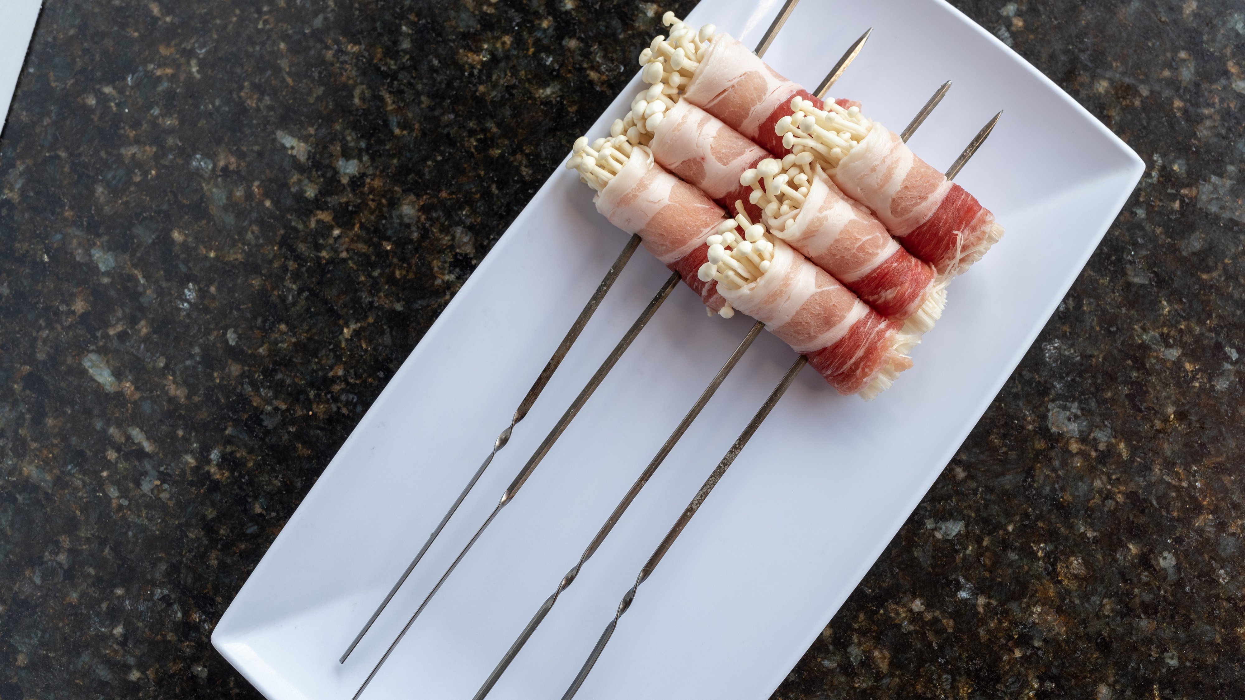 Pork Bellies with Enoki Mushroom (1 pc) 五花肉卷金针菇